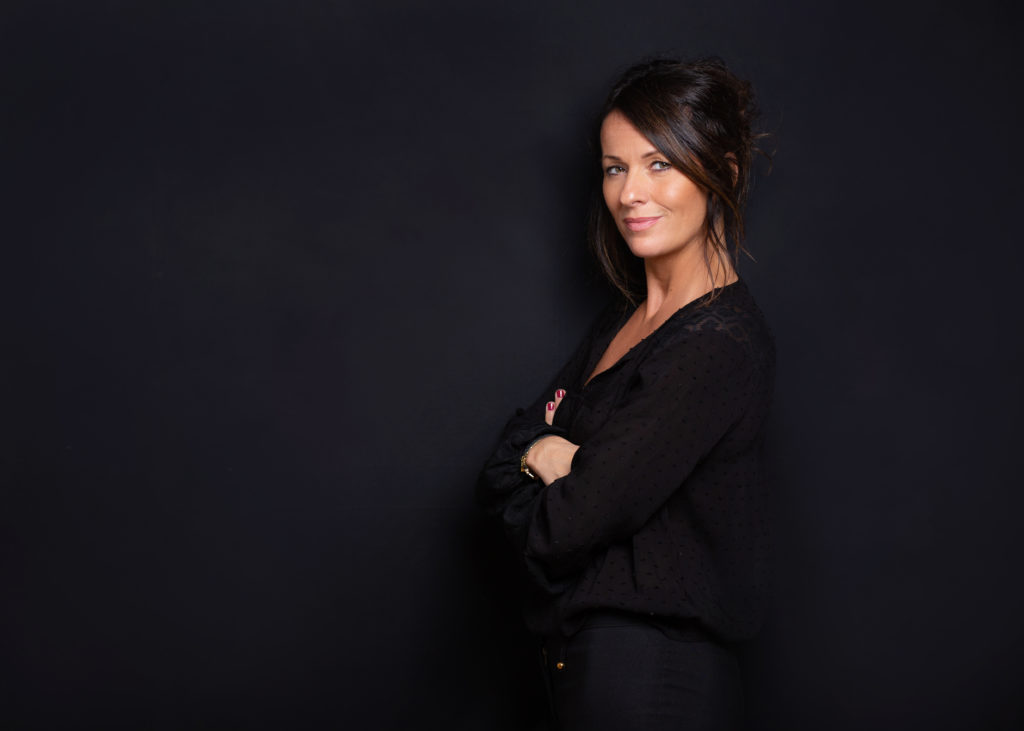 Une femme posant pour réaliser son portrait pro, au studio Bérengère, photographe pour professionnels dans les Yvelines.